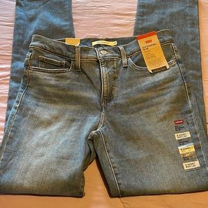 Women’s size 8 Levi’s